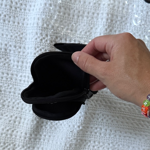 NWOT! Black Arm Pouch with Zipper - Picture 3 of 7